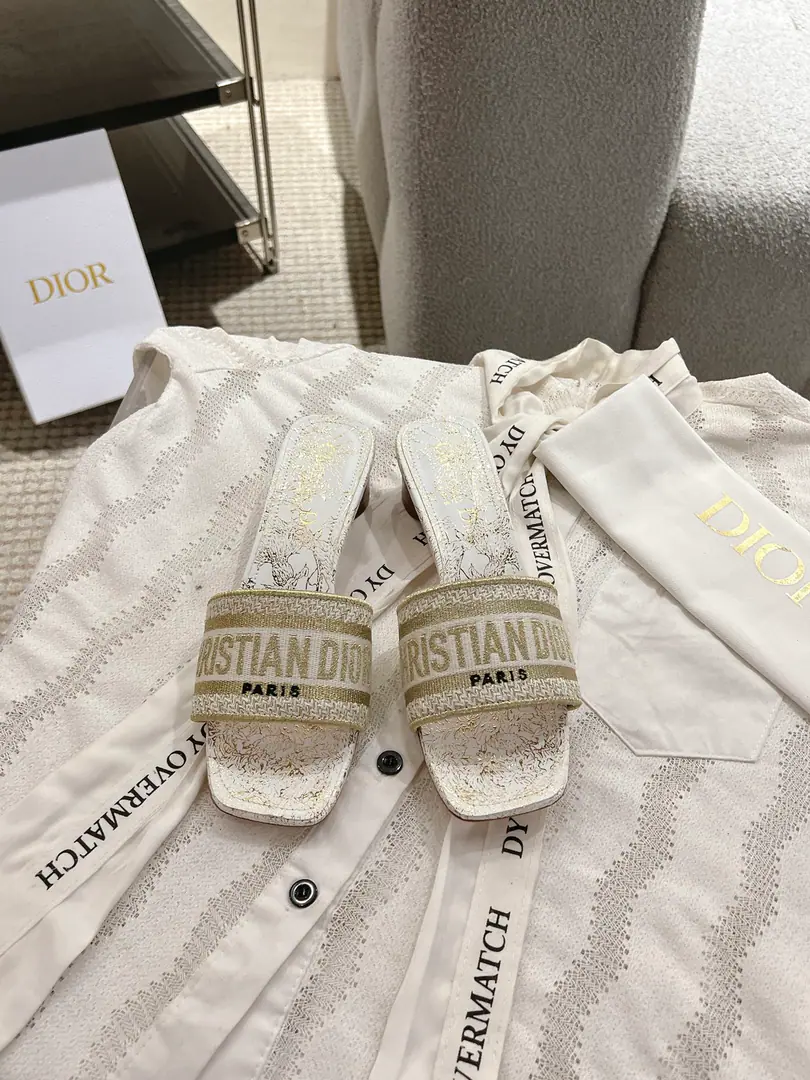 Circle D*or2026♪ Spring and summer ♪ CD•Ms. Dio has a long-term embroidered slipper. Christian Dior has always been a gorgeous and elegant noun., In fashion, the top of the world.👍 Especially worth mentioning.: A salivation.✨Pattern, Re-presentChrstian DiorOne of the precious symbols.✅ Original version*Full package More than 100 colors. ◽️Shoe.: Top-of-the-line embroidery cotton cloth. ◽️Uchi.: Import of sheep skin ◽️Otsumi!: The original is really leather. ◽️Codes: 35-41 (41Do it.) ⚠️⚠️⚠️Because of the color., Individual colours to be ordered, No, no, no, no, no.
