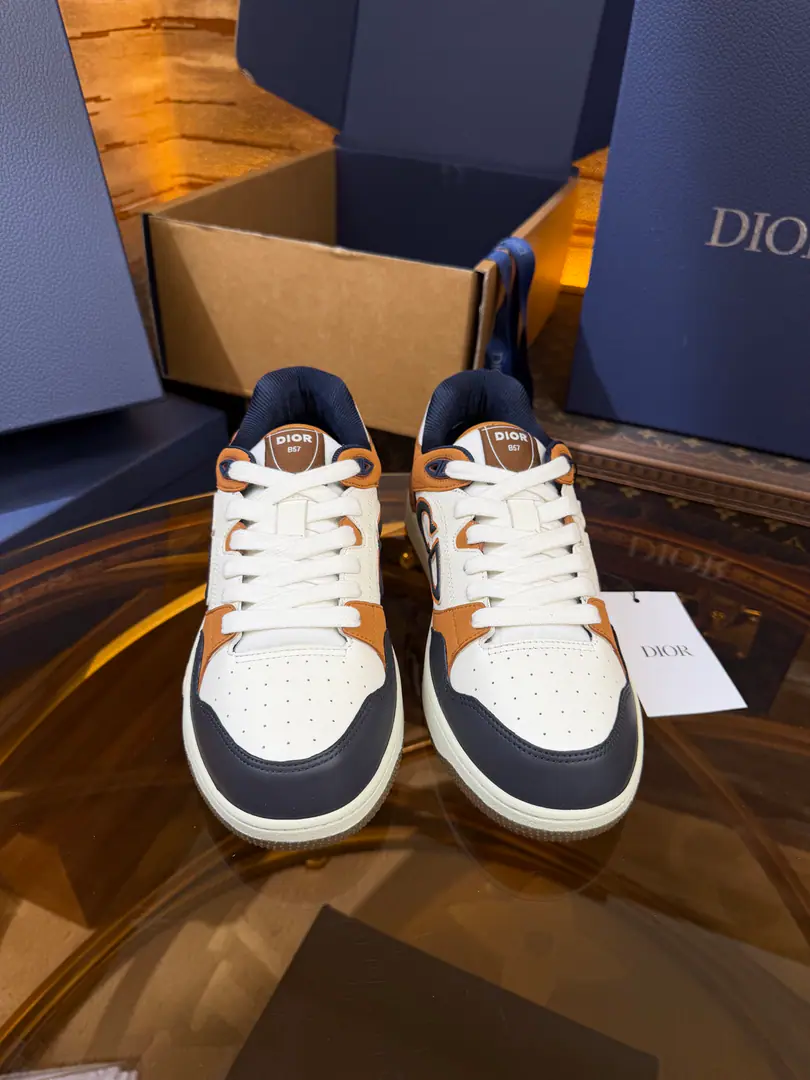 Top version full package DiorDio.B57A series of recreational sneakers.CDSkis. Original procurement development Make the goods. This one. B57 The Chinese sports shoe is a new series of men's spring suits., Reconstructing basketball shoes., Become Dior A classic one.. It's carefully crafted using grey and white smooth cow leather., Sides are in rice and black. Oblique Mark sign. Shoe tongue., Shoes under and behind the backs, so as to improve the tone with a variety of features., And the perforated details., The artery and rubber plate are more of a charm for the motion of its sports style.. With a pair of rubber shoes., It's a mix of costumes., Make a fine shape.. Send a cabinet for fine packaging🛍📦 ▪️Fabulous.: Original custom-made cow skin+ ObliqueOld bouquet. ▪️Uchi.: The original is custom-made in the air. ▪️Otsumi!: Original OpenTPUGroup Bottom ▪️Bottom: 3CM ▪️Size: Codes39-45