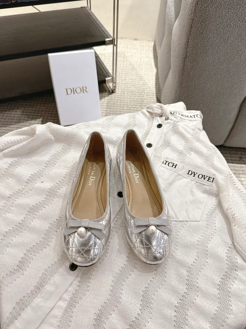 Dior｜26The new ballet shoes in early spring. NewDIORPearls, the diamond ballerina.🩰 Good boy.～ The classic Diotengrass elements of ballet shoes. The bow of the bow is added.CDThe pearl design is fine for details. A girl's got to be comfortable. It's really great. size: 35-42（40, 41, 42I'll make sure I don't change it.）