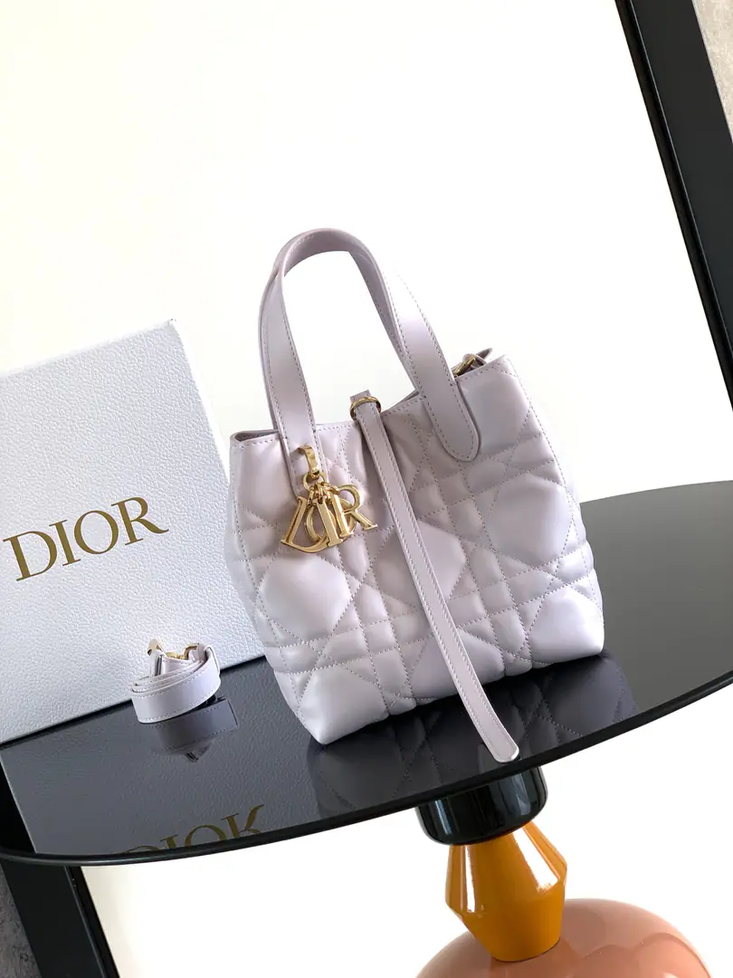 This one. Dior Toujours Tile handbag fashionable, Don't make a single.. It's carefully crafted with cattle leather., I'm gonna use the super-trub line., A wide internal partition would accommodate a variety of daily supplies.. It's got a thin leather belt., I can safely collect all kinds of items., There's another one. CD Lock Letter D knob button, Reconciled on both sides, Raise the tone. Small sizes, Top leather handles with disassembly leather shoulder belts., But the handy., Shoulder or slash. Subject: Cow leather. Refried.: Cow leather. Double-share design: ♪ The thin band and the Christian Dior Paris Tie the pair. CD Lock - Pull! D.I.O.R. The hanger. Internal plug-in bags to place cards Top leather handle. Detachable leather straps. Dimensions: 18.5 x 18.5 x 12 centimetres Numbering:FJA-M2835 0010