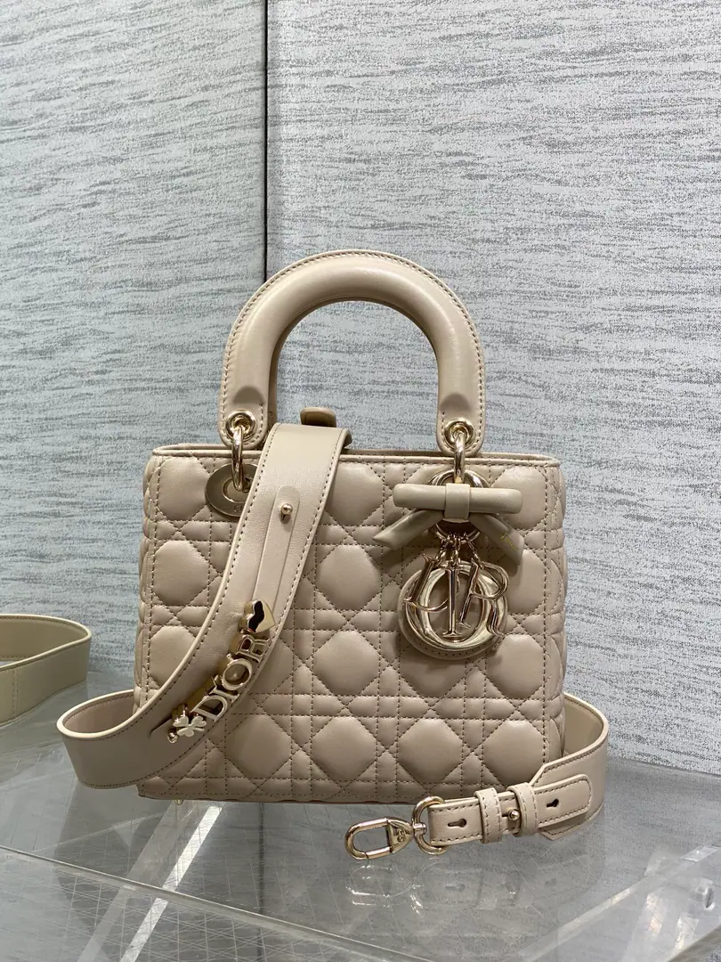 Current‼️ LadyThe latest four-time bow.🎀- Daphne bag., It's carefully crafted with a little sheep skin., A necessary bag for a man.😍. ♪ Fascinating graceful and enchanting💃🏻, It's a woman's taste to be a little stomping., Classic fashion style.. insAnd a lot of fashion.iconA bag with a man., Don't miss it.❤️ size: 20*17*8cm 6604 0009
