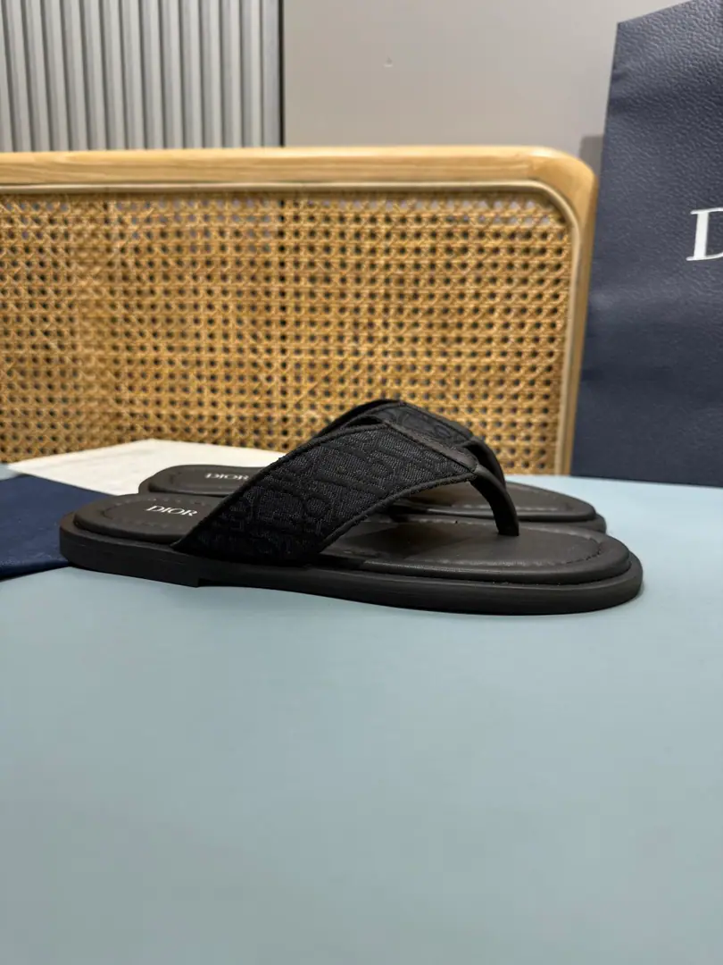 Men👨🏻Plant price, New paragraph 🆕Dior Aqua A man's slippers are elegant and leisurely.. - I'll take a D.～Ash CD Diamond Reconstruct the canvas., Inspired by the... Dio～Archives. Match“D”Signs and commo-tone bottoms, It's easy to match shorts or jeans., Make a fine shape.. Codes: 39-46 (46I'll make sure I don't change it.)