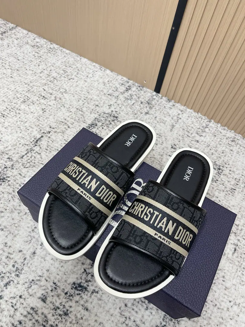 Dior Men's slippers. 2026The old flower is dragging｜High-level senses welded to our feet.✨ DiorThese new slippers are really a spring and summer seal.！ClassicObliqueThe old flower is a flower.+Embroidery“CHRISTIAN DIOR PARIS”Letter, The ancients are also valuable., The stars are full of recognition.. The old flower is a fine and gentle brown skin., WhiteTThe fragrance is the French resort.. Black flowers with black skin are so cool., The suit is a short shorts second to a street man.. The shoe is so dense and the embroidery is so delicate., The calf's skin is soft., I'm so comfortable with my upper feet., The bottom-set design is not too tiring.. Size39-44All, 45/46Customable, Both boys and girls can wear them., A beach vacation., It's a good day's shift., It's the summer's atmosphere.！ #DiorShoes. #A man wears a suit. #Spring and summer are the best.