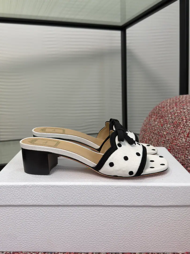 Top Version DIOR Dio. 2026 Summer brand new. DwaySeries Spot Butterfly knots. Embroidery High heels Cool. Shoes. DiorIt's a double-marked thing.DwayHigh heels sandals with black and white.PolkaDiorPattern, ♪ Stylish and delicate ♪MaisonThe eternal gift of honor.. The middle of the shoe is a fine black-faced bow., And embroidery.“Dior”Branding, With grace and beauty.. Heel wide.3.5centimetres, It's perfect for modernity., And can also be with otherPolkaDiorThe combination of works. Fabulous.: Original custom fabric Uchi./Foot.: Import of sheep skin Otsumi!: Italian imports are so thick. He's tall.: 3.5cm Size: 35-42（40 41 42I'll make sure I don't change it.）