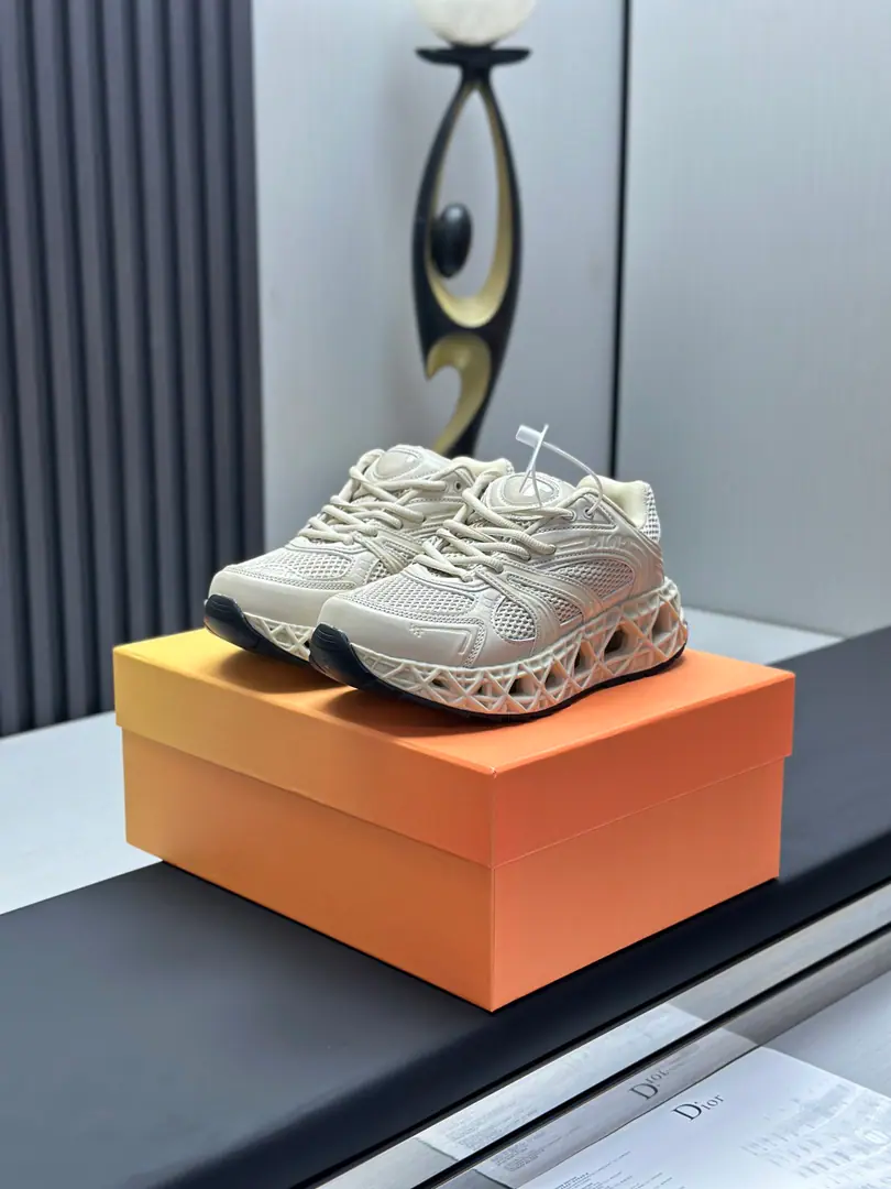 🤳🏼 DiorDio.B35The latest old dad's sneakers are new in the fall., The classics are rich in fashionable retrograde style.. It's a very elaborate work., It's a year-round mix with leisure. Reconciling the trend of the retro-establishment market Dad ShoesIt's on the tongue of the shoes.DiorMark It also indicates that the shoes were made of a fine leather and a web-eye fabric., The letters on both sides of the shoe.CD Identify yourself., The shoe has many lines to outline the details. Makes shoes look less monotonous., The ancient stereos are all right.！Send a cabinet for fine packaging🛍📦 ▪️ Fabulous.: Original custom-made cow skin ▪️ Uchi.: Import into the air network. ▪️ Shoes under the sole.: - Open up the slide. ▪️ Size:35-45
