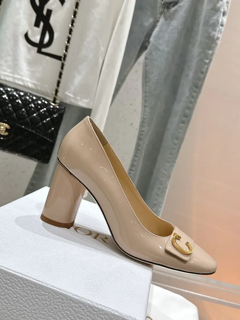 🏧𝐃𝐈𝐎𝐑The new high-end series of Mary Jane's shoes. The star is the same.CDLetterlogoThe hardware button. Top Quality！ Material: Importing cow paints Rigs.: In the pyramid. Shoes under the sole.: Italy is a big-ass country. Original Open-Fixed Metal Bumper He's tall.4CM/8CM size:35-40 [40.41Custom]