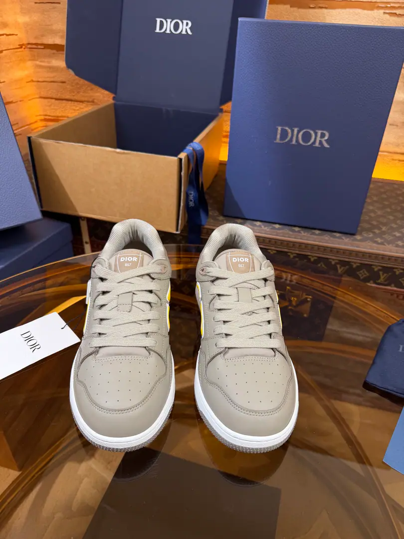 Top version full package DiorDio.B57A series of recreational sneakers.CDSkis. Original procurement development Make the goods. This one. B57 The Chinese sports shoe is a new series of men's spring suits., Reconstructing basketball shoes., Become Dior A classic one.. It's carefully crafted using grey and white smooth cow leather., Sides are in rice and black. Oblique Mark sign. Shoe tongue., Shoes under and behind the backs, so as to improve the tone with a variety of features., And the perforated details., The artery and rubber plate are more of a charm for the motion of its sports style.. With a pair of rubber shoes., It's a mix of costumes., Make a fine shape.. Send a cabinet for fine packaging🛍📦 ▪️Fabulous.: Original custom-made cow skin+ ObliqueOld bouquet. ▪️Uchi.: The original is custom-made in the air. ▪️Otsumi!: Original OpenTPUGroup Bottom ▪️Bottom: 3CM ▪️Size: Codes39-45