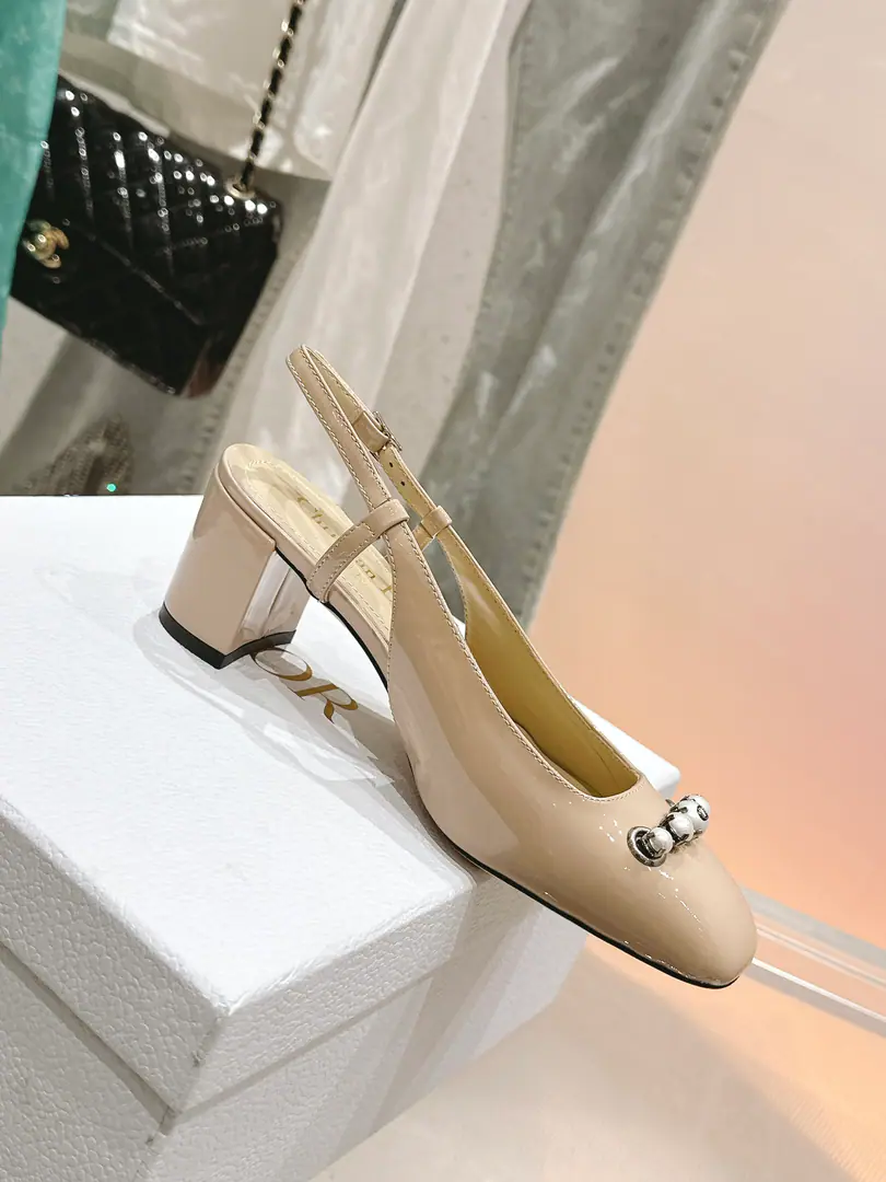 🏧𝐃𝐢𝐨𝐫The Dior's new Mary Jane. Pearls with no heels. The original saloons are painted. The insides are all sheep's skin. Italian imports of cattle and skin He's tall.5.5cm Codes35-42 [40.41.42Custom]