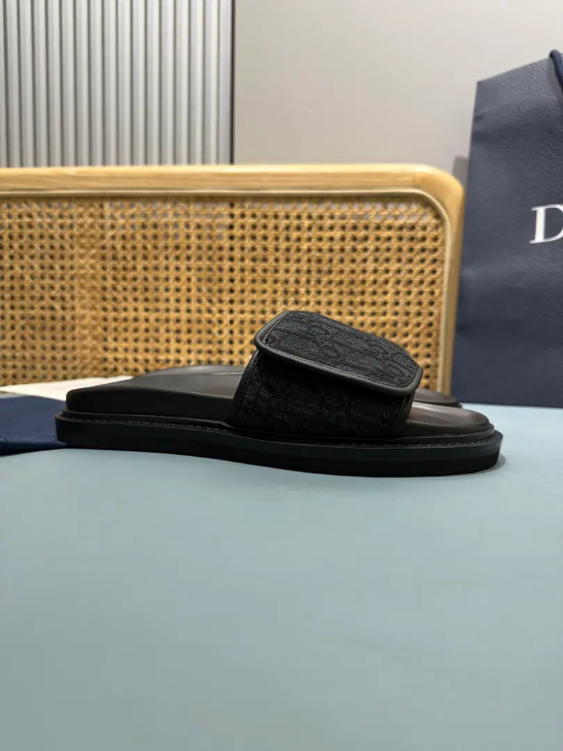 Men👨🏻Plant price, A new trick. 🆕Dior Aqua A man's slippers are elegant and leisurely.. - I'll take a D.～Ash CD Diamond Reconstruct the canvas., Inspired by the... Dio～Archives. Match“D”Signs and commo-tone bottoms, It's easy to match shorts or jeans., Make a fine shape.. Codes: 39-46 (46I'll make sure I don't change it.)