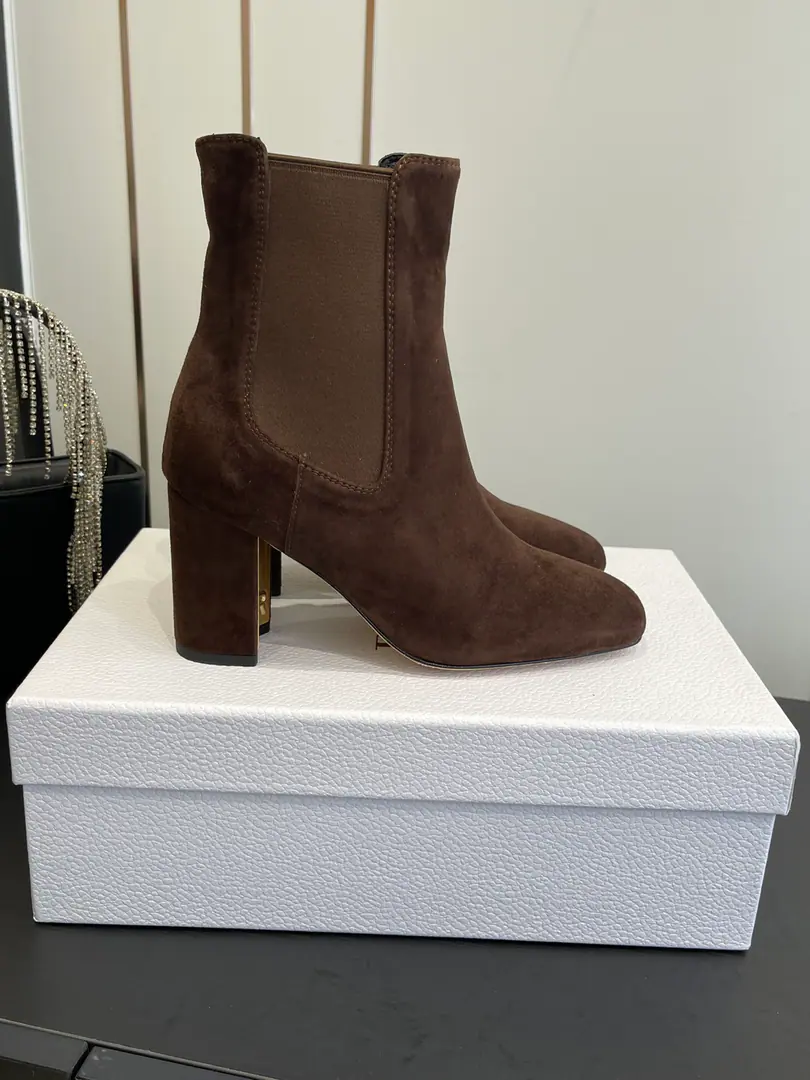 🏧𝐃𝐈𝐎𝐑Dio. Autumn and winter money. Bold and short boots. This one. D-ShadowHigh-thirsty boots. Double-stressed. Autumn and winter match. 8cm, The cylindrical heel and shoe heel branding details of electron are a source of fashionable charm.. The pasta mixes with the sheep skin.+Uchi./A foot-skin.+That's a big import.. Codes: 35-41（40.41Do it.）