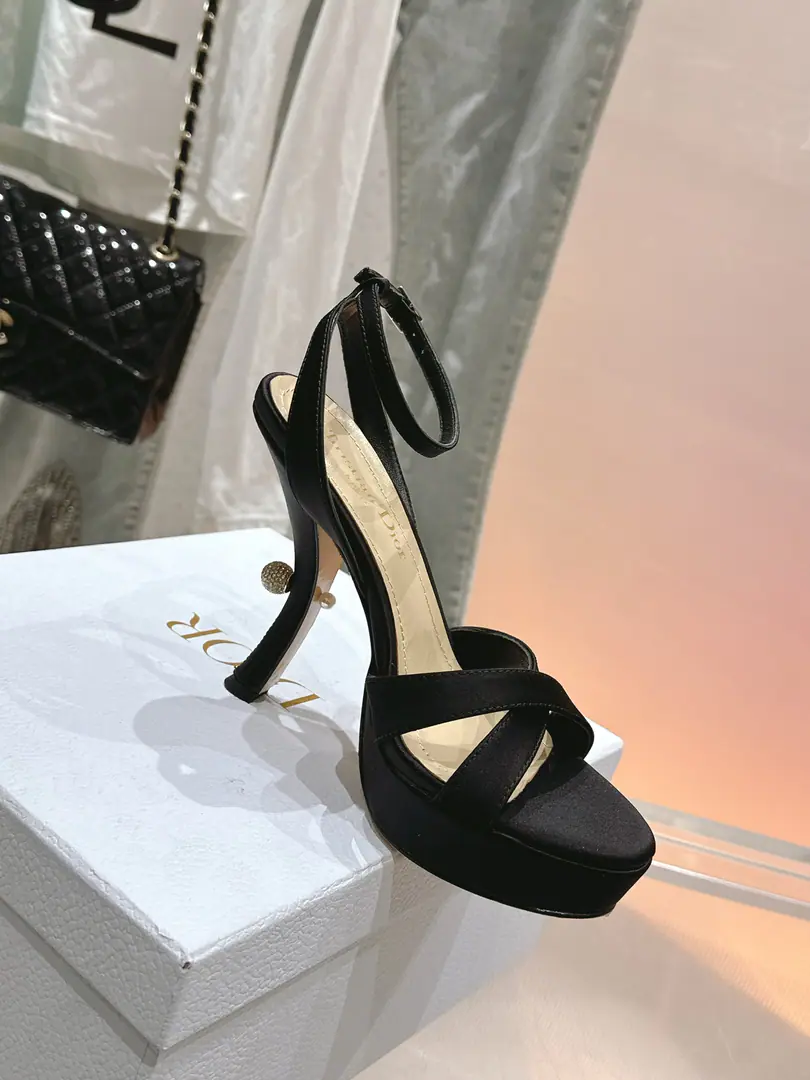 🏧𝐃𝐈𝐎𝐑Classic show series. I hate the water-proof platform. It looks like a simple style. But the upper foot is a very high-ranking one. Very sexy. It'll make you feel like you're a man of all style.👍 The shoes are painted with a cow./Shinseng He's got a little foot in his head and a little sheep skin. Italian import original leather. Water table: 2.5cm He's tall.: 11cm Size: 35-42 [40.41.42Custom]