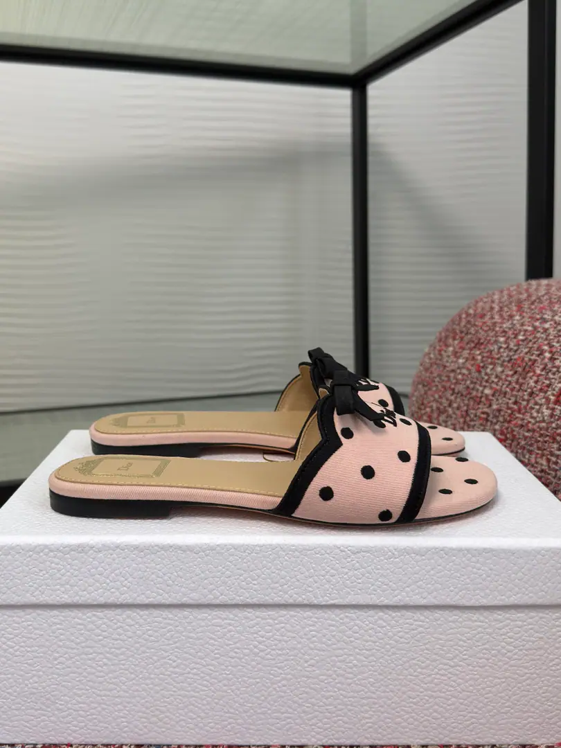 Top Version DIOR Dio. 2026 Summer brand new. DwaySeries Spot Butterfly knots. Embroidery Floor Cool. Shoes. DiorIt's a double-marked thing.DwayHigh heels sandals with black and white.PolkaDiorPattern, ♪ Stylish and delicate ♪MaisonThe eternal gift of honor.. The middle of the shoe is a fine black-faced bow., And embroidery.“Dior”Branding, With grace and beauty.. It's perfect for modernity., And can also be with otherPolkaDiorThe combination of works. Fabulous.: Original custom fabric Uchi./Foot.: Import of sheep skin Otsumi!: Italian imports are so thick. Size: 35-42（40 41 42I'll make sure I don't change it.）