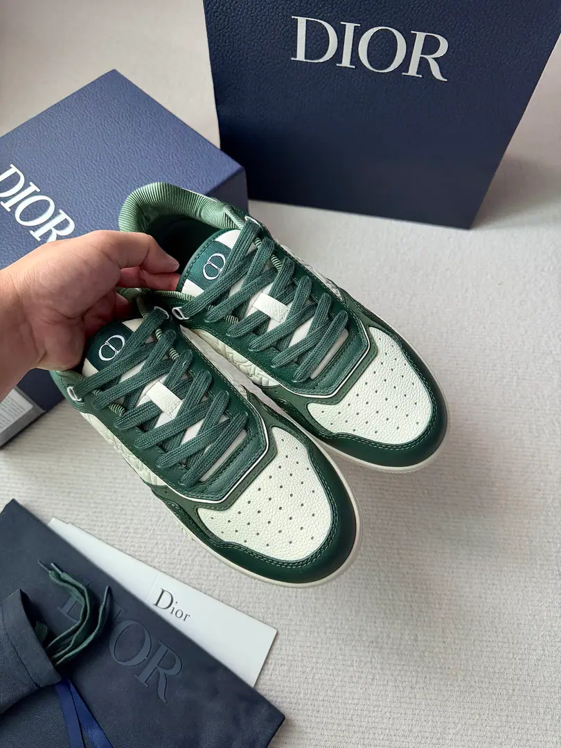 New paragraph B27 Uptown Low gang sneakers.✔️ B27The series is... Dior A classic one.. It's carefully crafted using the Navy's blue and white-coloured cattle leather., ♪ With white D～or Gravity Print Effect Leather Collapse. This leather will be used in the crushing process. Oblique The stamp is on the skin of the cow., Chan D～or The most wonderful process of the workshop.. CD Icon The shoes are so beautiful and so delicate., White rubber soles., The tongues and the heels of the shoes are all red-coated with classic details., More sophisticated.. Low-end design, It's a lot of fashion., It's a good thing to wear different costumes.. Codes: 39-45 Colours: Gray, Green