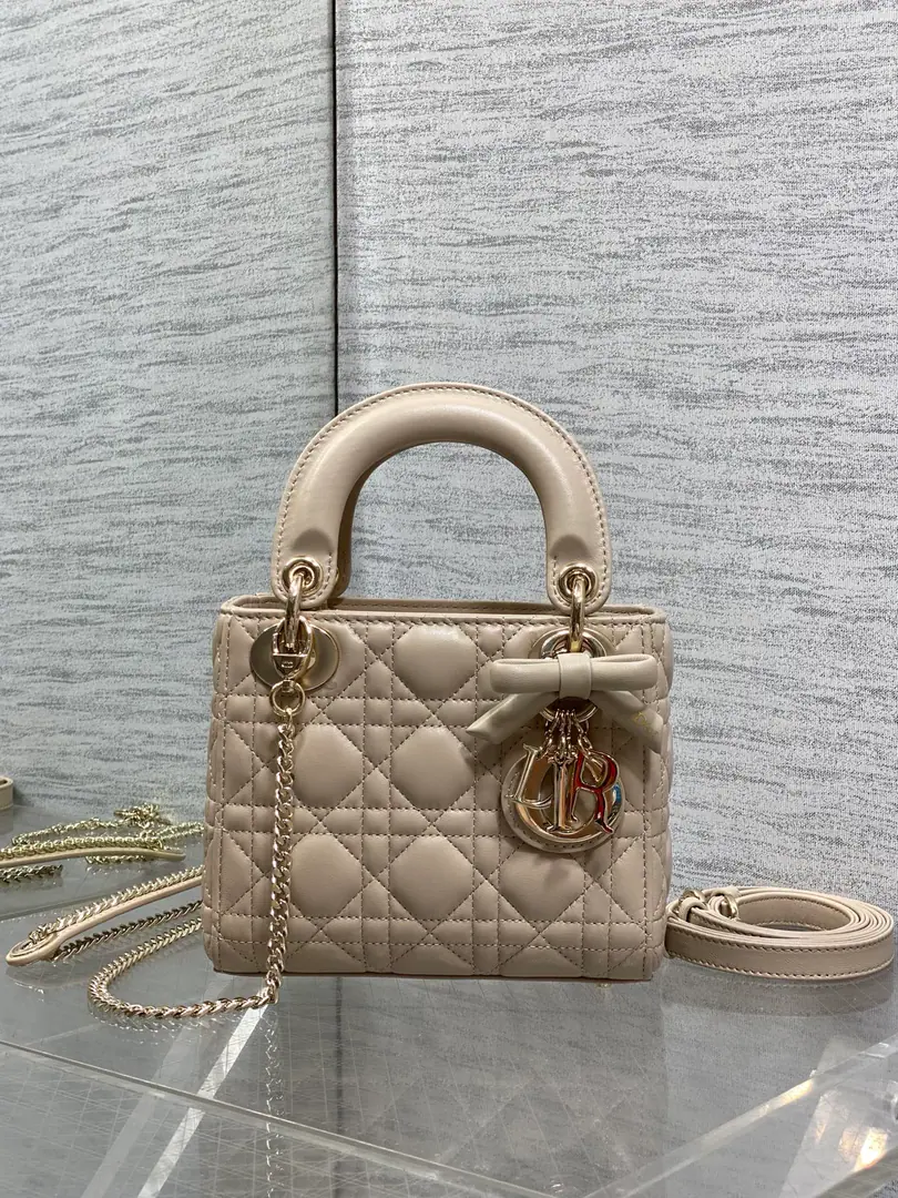 Current‼️ Classic LadyThe latest bow.🎀- Daphne bag., A three-pack for a man.😍. ♪ Fascinating graceful and enchanting💃🏻, It's a woman's taste to be a little stomping., Classic fashion style.. insAnd a lot of fashion.iconA bag with a man., Don't miss it.❤️ size: 17*7*15cm 6603 0009