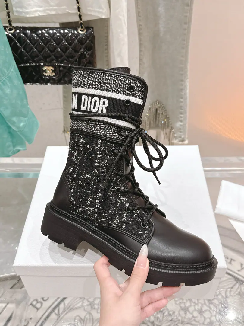 Piri./Mauri. 🏧𝐃𝐈𝐎𝐑Top-class classic boot., Autumn Winter Update SeriesD-MajorMartin's boot.💃Original1:1Shape, Perfect.！ Imported originals of cow leather fabrics The only one on the side of the bull's skin.. High-density embroidery process. OriginalTPUThree sets of large base. Size35-41 [40/41Custom] Inside is optional.:(Please make a note on the next order.) ✅A cow's skin., ✅A woolly mat.