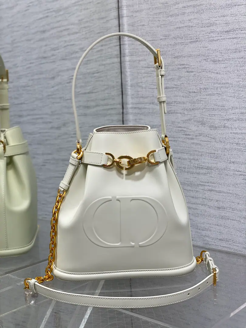 Big-time spot.‼️ The newest brick cabinet.C'est Series, Elegance and classic., A unique bucket bag., LetterLock Open, Use the spin button letter D, I can collect all kinds of daily supplies., A top handle and a modifiable belt., Detachable straps, It's both fashion and fashion. size: 24*10*24.5cm 9278 0020