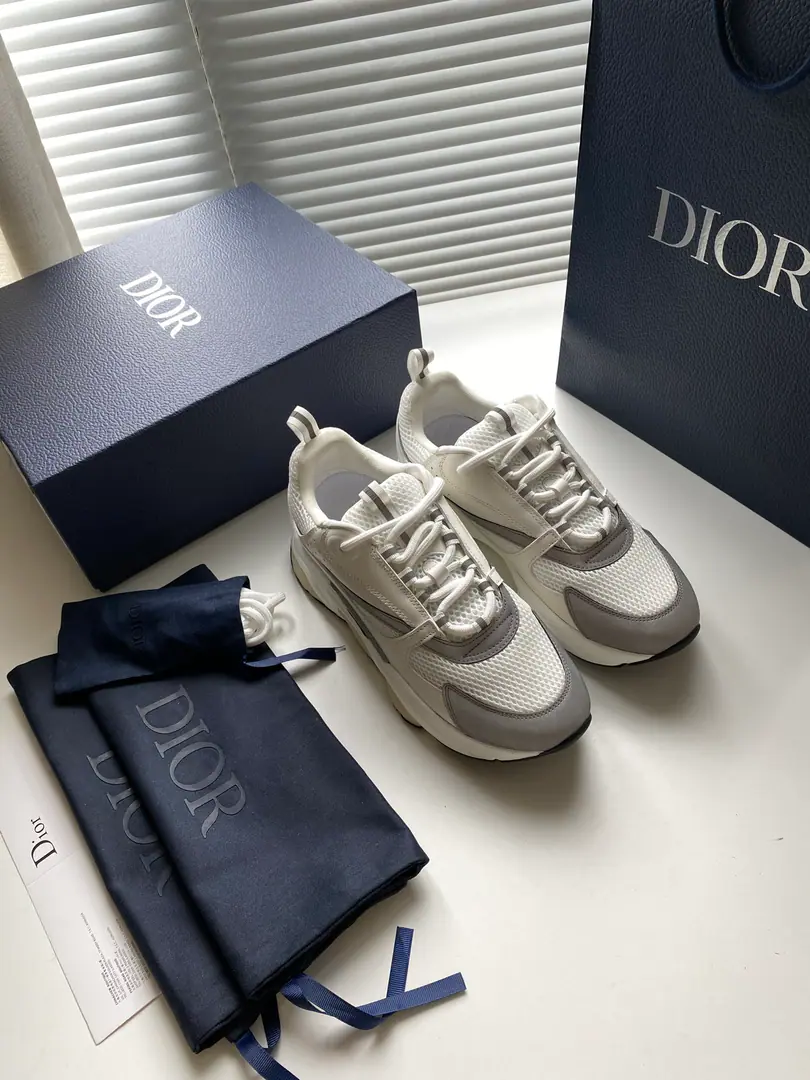 New🆕Section B22 The sneakers are inspired by the retroruns.✅The thick low-band contour is made of gray cow leather and blue and white web-eye fabrics to fit the shoe face., It's a black match., White and blue rubber shoes.. Blue eye-folded shoe tongue and heel support nylon ribbon decorations., Sidesark“Dio～”Logo. It's a sharp contrast to the suit., Add a fashion breath of sports clothes to your appearance. The thick is a lot higher.4cmLeft and right～ Codes: 39-45 Colours: Figure9Colour（High Version）