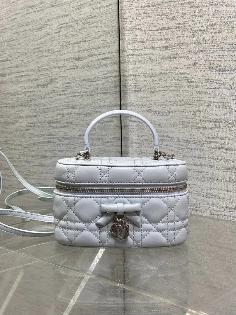 Current‼️ DiorButterfly is wearing a makeup bag., Classic Drinkle.+Butterfly Metal Remand, ♪ Elegance and graceful ♪✨Soft little sheep's skin is light and durable., Daily commute, It's perfect for the streets.！Handheld+Slash Dual, It's a little flexible., The interior space can be useful and fashionable for small things like cosmetics.💼. Spring and summer are paired with light colors., It's easy to raise the image., It's a fashion one-size-fits-all.！ Size. 17.5*10.5*8cm 0007