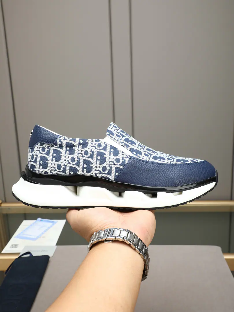 . The shoes are classic. Oblique The old flower is talking about a sailcloth with smooth cow skin./The sprouts of the oxen are made., Signal Dior The letters are the core of brand recognition.. Water wash the sheep.！♪ Soft touch ♪, Italian craft production, Sew the threads., Details are fine.. Use retro-run shoe stubble, Line flow, The tongue and the back of the shoe have a low-profile branding., Part of the style followed by a red flag, Raise visual bright spots. The engraved rubber base., A light shape., Both for shock and slight increase, The upper foot is not too heavy.. Multi-Current Selection!38-44（45Do it.)