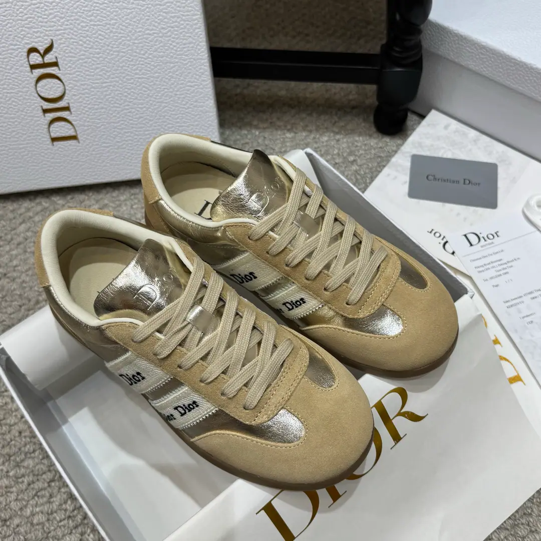 Leisure money✅ 🇨🇳Dior Dio.2026 The latest leisure shoes. The most beautiful shoe of the year. Process extreme, Sync new cabinet.Every detail of the shoes is very careful., It's pretty exciting., A kind of accomplishment., It's a pretty good thing.！ Classic upgrade Fine Colour, Add a sense of leisure., A fine line, It's more family-style design language than it is., ♪ Putting on a fine line ♪ Perfect fit., The natural outline of fashion., To achieve visual impact., To play a different sports style.！ Fashion cow counter-featuring, My feet are comfortable., Original rubber floor, Slipperproof grinding.！ Size: 35-41