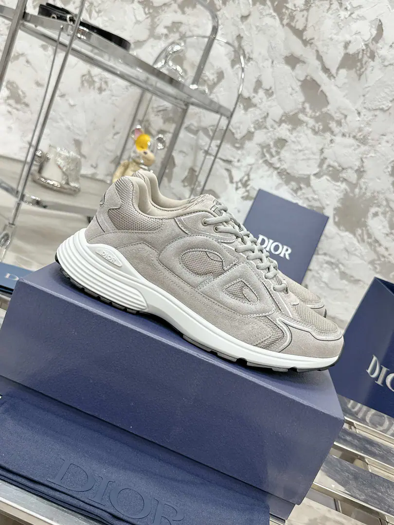 Plant Dior Dior's latest color.B30Series Respect Daddy's sneakers. Original procurement development Make the goods. NewB30Sports shoes Reconciling the trend of the retro-establishment market Dad ShoesIt's on the tongue of the shoes.DiorMark And the shoes are...B30Model！B30They use delicate leather and web-eye fabrics to put their shoes together., The letters on both sides of the shoe.CD Identify yourself., The shoe has many lines to outline the details. Makes shoes look less monotonous., It's a recollection. Send a cabinet for fine packaging🛍📦 ▪️Fabulous.: Original customised technical fabric+Network ▪️Uchi.: Customize the air inside. ▪️Otsumi!: Original OpenIPBubbles+TPUOtsumi! ▪️Bottom: 3.5CM ▪️Size: Female size35-40 / Men39-46