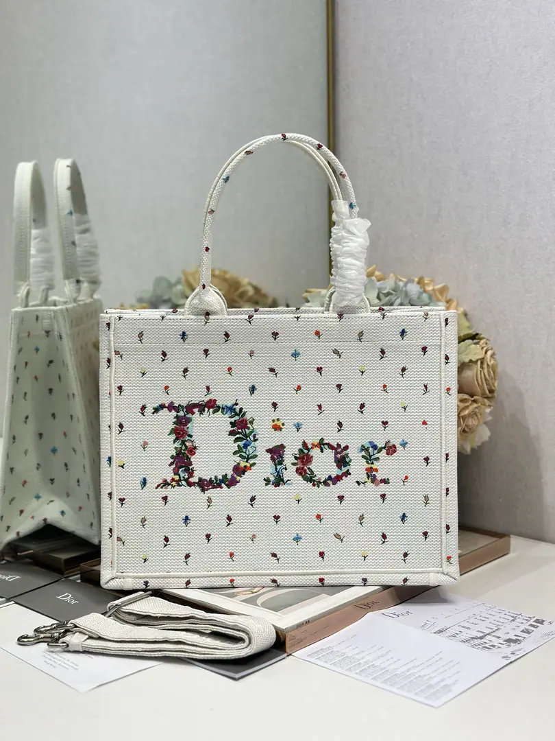 【The skyflowers with the straps. Medium Size】 Dior book tote Shopping bags This one.Book ToteThe bag was inspired by Maria the Head of Women's Creatives.·Katya.·Cory.（Maria Grazia Chiuri）It's a reflection.DiorThe beauty of the game.. I can collect all kinds of daily supplies., A new act.BayadereMixed effectD-StripesA pattern embroidery, More fashionable.. "and the head"“Christian Dior”Mark, Well, that's all.DiorThe most beautiful process.. Paragraph: 1286 Dimensions: 36×28 cm 0006