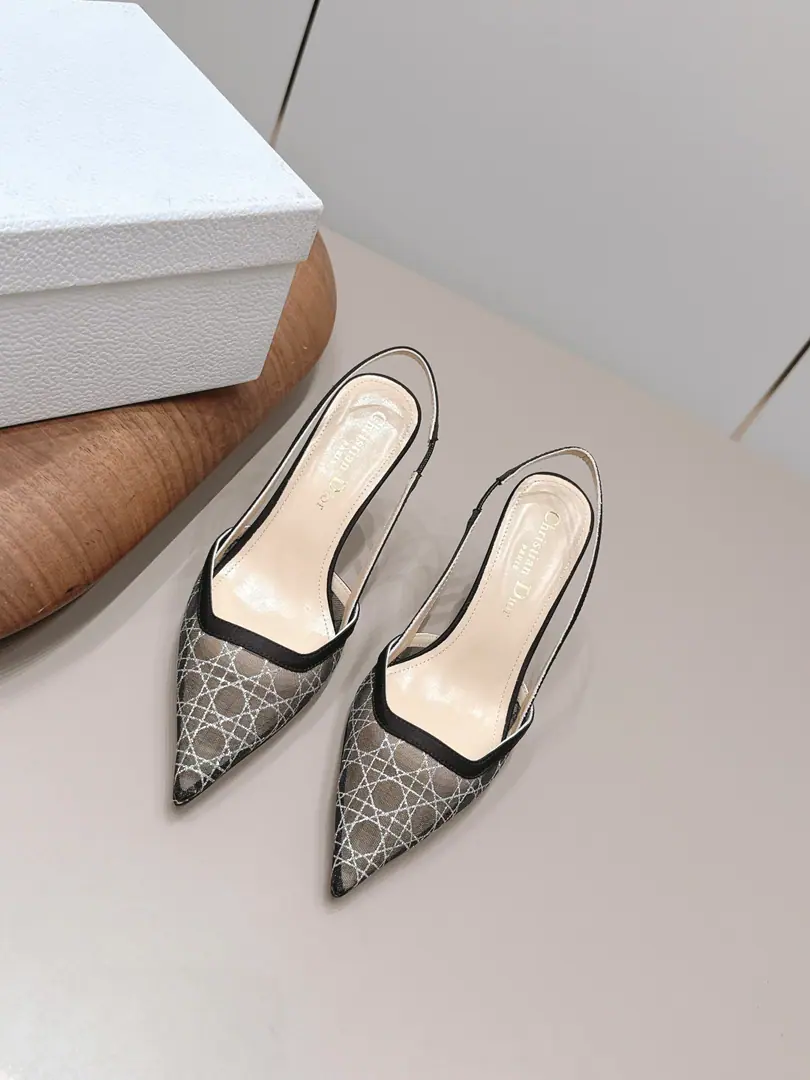 Get out of the factory.: 《Unique top version》 DiorDio.26vsSpring and summer fashion sandals series… 【The pointy net is slinging up his heels.】 Jane's a super-ass.. The upper foot is perfect., Match as much as you want., Spring and summer costumes.. The feet are more comfortable.！The original is perfect for re-engineer.. Original Dismantling Model… ❶Fabulous.: Original custom silk/Airnets. ❷Uchi.: Original customized sheep skin ❸Foot.: Original customized sheep skin ❹Otsumi!: The original custom is really big. ❺He's tall.: 8.5cm ❻Packaging: Original package ❼Codes: 35-39（40.Custom without re-offer） ☀Colours:Synchronise update of the network