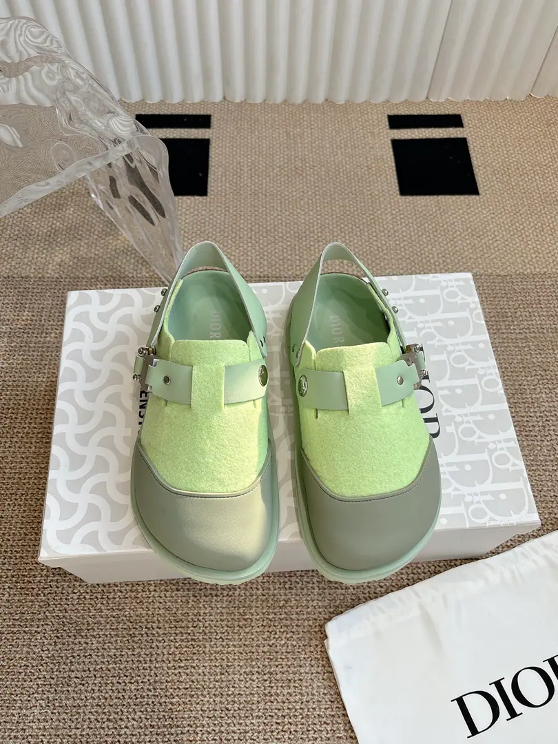 💍Dior x Birkenstock Global CLIG❗️❗️I'm so excited about the two brands just after they've been named., The substitutes were looking for a long time before they got the goods., It's really hard to ask., It's really beautiful., Girls, get out of here!👭Codes:35-45