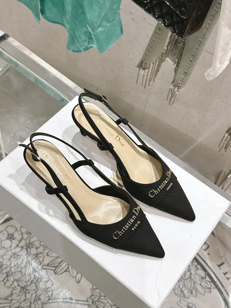 🏧𝐃𝐢𝐨𝐫The Dior's new Mary Jane. LetterlogoThe back of the sky with sandals. Original fabric material for shoe surfaces The insides are all sheep's skin. The original Italian is a leather. He's tall.5.5cm Codes35-42 [40.41.42Custom]
