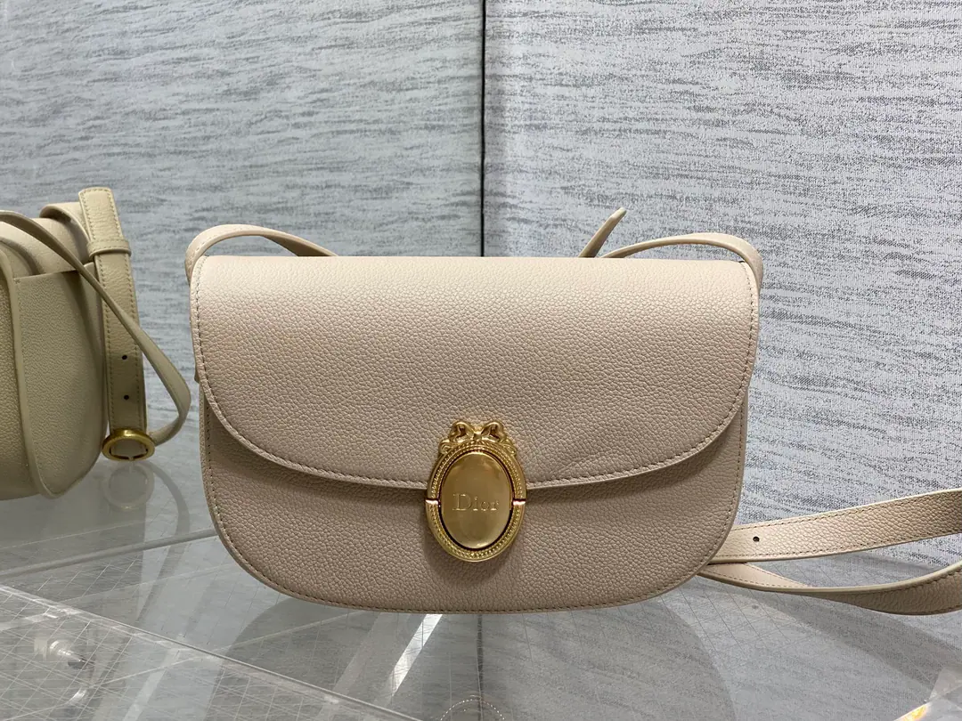 LatestMedaillonSeries A simple, expensive bag., French ellipse mirror It's a French-only grace and romance. Imported little cow skins are carefully crafted. I'm so full of texture. The shoulder belt can adjust the length. ♪ And the shoulder slants ♪ The back is full of French sweets. size:23*16*6.5cm 3922 0002