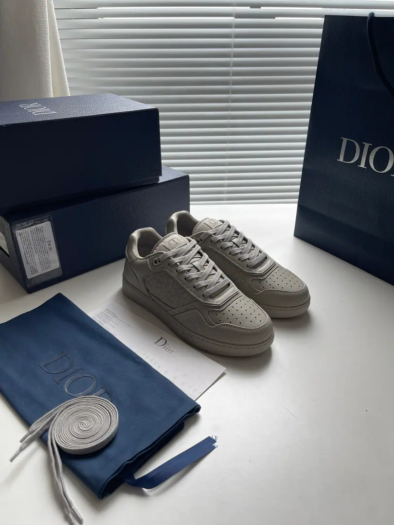 New paragraph🆕 B27 Low gang sneakers.✔️ This one is...DiorA brand-new classic.. It's carefully crafted with a pear leather., & Same-styleDior Gravity Print Effect Leather Collapse. The leather material is made of vinyl to press flowers.Oblique Print Effect Pattern, It's beautiful., ChanD～or The most wonderful process of the workshop.. CDIcon The shoes are so beautiful and so delicate., Same rubber soles., The tongues and the heels of the shoes are all red-coated with classic details., More sophisticated.. Low-end design, It's a lot of fashion., It's a good thing to wear different costumes.. Codes: 39-45 Colours: White, Gray, Green Army, Black