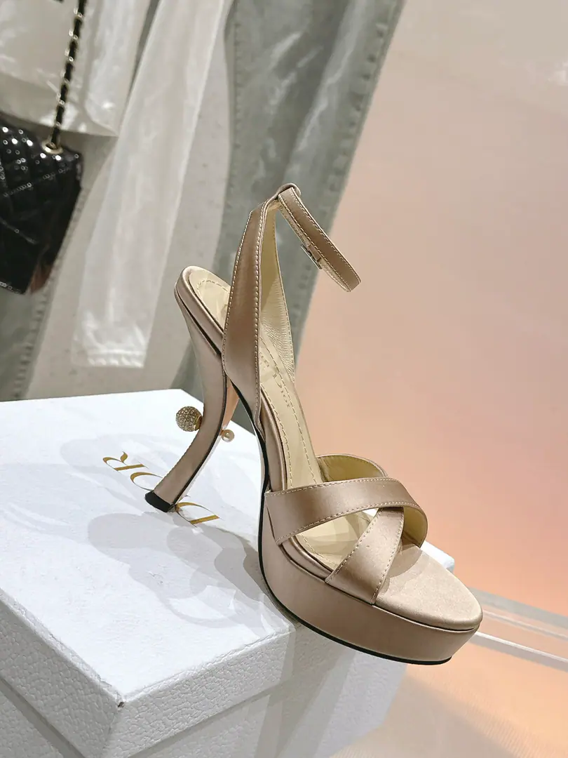 🏧𝐃𝐈𝐎𝐑Classic show series. I hate the water-proof platform. It looks like a simple style. But the upper foot is a very high-ranking one. Very sexy. It'll make you feel like you're a man of all style.👍 The shoes are painted with a cow./Shinseng He's got a little foot in his head and a little sheep skin. Italian import original leather. Water table: 2.5cm He's tall.: 11cm Size: 35-42 [40.41.42Custom]