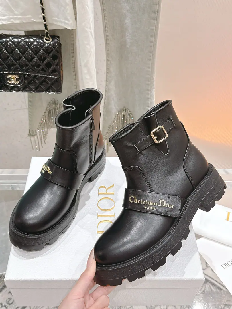 🏧𝐂𝐡𝐫𝐢𝐬𝐭𝐢𝐚𝐧𝐃𝐢𝐨𝐫Top classic boots., Autumn and Winter are all new.D-MajorMartin's boot.💃 It's a big skinny one.yyds.Styrofoam full., - You look great. The upper foot is comfortable. A very resounding one., The aerobics are perfect. Design style is very new. The details are perfect. Cool. Tide. New tides are coming out. Original calf skin./Open the oxen. In the cow's skin. I'm comfortable with air. Fine design process. OriginalTPUThe beauty mix is thick.. Size35-41 [40/41Custom]