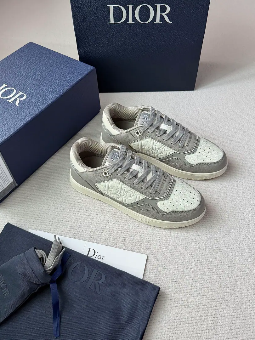 New paragraph B27 Uptown Low gang sneakers.✔️ B27The series is... Dior A classic one.. It's carefully crafted using the Navy's blue and white-coloured cattle leather., ♪ With white D～or Gravity Print Effect Leather Collapse. This leather will be used in the crushing process. Oblique The stamp is on the skin of the cow., Chan D～or The most wonderful process of the workshop.. CD Icon The shoes are so beautiful and so delicate., White rubber soles., The tongues and the heels of the shoes are all red-coated with classic details., More sophisticated.. Low-end design, It's a lot of fashion., It's a good thing to wear different costumes.. Codes: 39-45 Colours: Gray, Green