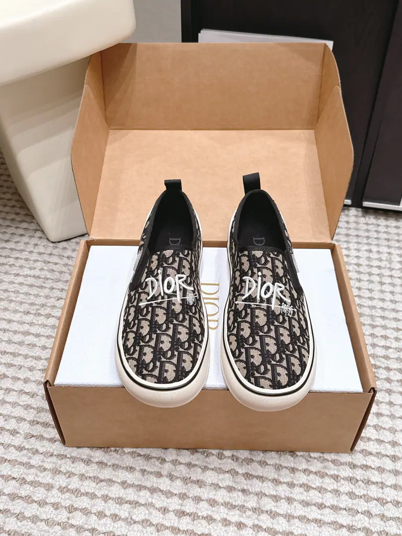 Requisition level #Men Dior Oblique 26/The new early autumn. Floor A sling-and-shoe.​​ 👟Dior ObliqueThe canvass are a classic series of Dio., Use signage on the shoe faceObliqueStamps, It's a very good recognition.✨. Black mains with colorful letters, Fashion is full of senses.. Rubber soles, Wearing comfort and grinding., It's a good day to go out and have a good time.. No shoelace design, It's so easy to wear., There's a pair of shoes.DiorMarking, Details are fine.. ObliquePattern From1961Annual roll-out, It's a classic brand., I'm a fashion fan.💕. • Fabulous.: Original custom canvas • Shoes under the sole.: Original Customized Bottom • Size: 39-45（45I'll make sure I don't change it.）