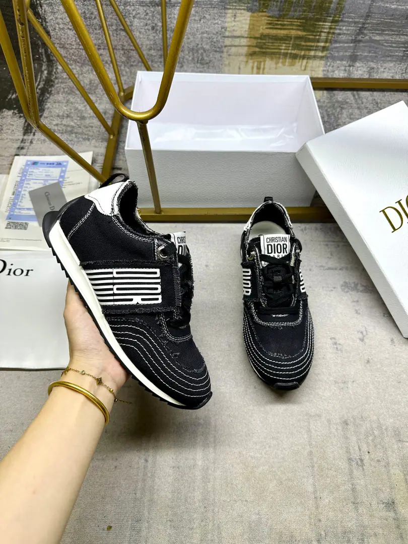 DiorAutumn brandy., To show the classics of the past.. White cotton canvas shoes with fluid sluice details., A white and black stint.DiorMark, The two-coloured thin rubber base is more sophisticated.. Codes: 35-41Code