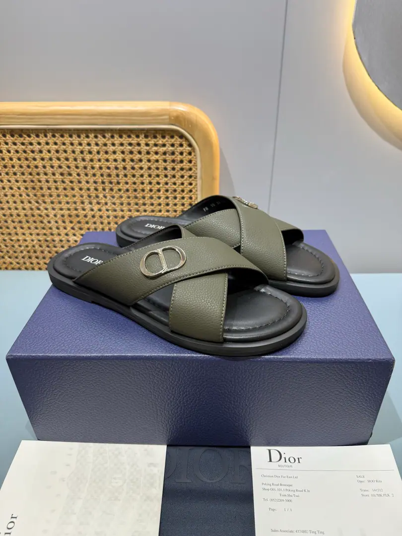 Men👨🏻Plant price, New paragraph 🆕Dior Aqua A man's slippers are elegant and leisurely.. - I'll take a D.～Ash CD Diamond Reconstruct the canvas., Inspired by the... Dio～Archives. Match“D”Signs and commo-tone bottoms, It's easy to match shorts or jeans., Make a fine shape.. Codes: 39-46 (46I'll make sure I don't change it.)