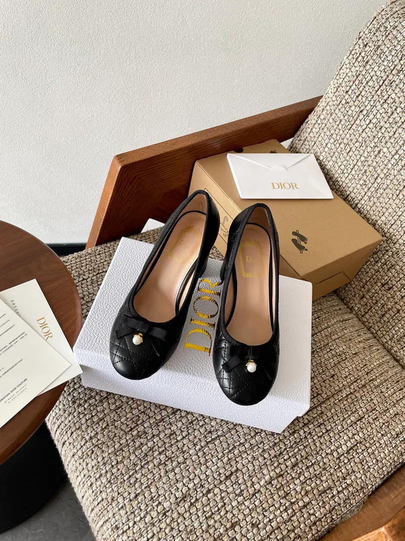 Dior | Dio. 26Spring and summer embroidery.logoWeasels of butterflies tied to the bottom of the round Mary Jane's shoes.！ 🧡💚2026Spring and summer brand new. Top Version⚠️ The owner of the counter is making a new offer. CDButterfly with Mary Jane's ballet shoes. New hardware.🆕 Requisition level！It's a great sense of excellence.！A huge amount of money from domestic and international bloggers., Old and fashionable. 💎The upper toe blew up.！The boss's push.★ Shoe.:Use of mixed-import sheep skin Inside, put your feet on the inside.:Importing crystal sheep skin Otsumi!:Italian imports are so colory. Codes:35-41（40 41 I'll make sure I don't change it.）