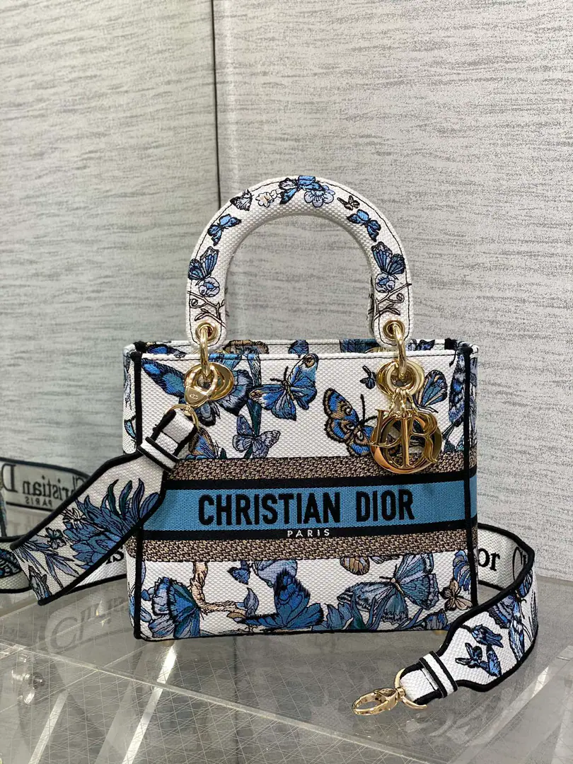 LadyThe embroidery butterfly series.🦋, A beautiful embroidery., Classic design, It's a very bright bag., Large-volume design, Dirt-shaped Godpiece💪🏻, You're a fashionist., Super retro.😘, The capacity is good., Just throw everything in there.😜 size:24*11*20cm 0021