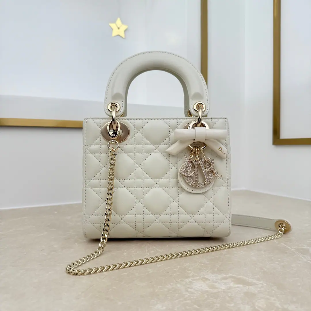 White diamonds with a fragrance bag and a bow. 【Official number: 0827】New size, new size, new size. This one. Lady Dior The bag came from... Dior Twenty-two, six, seven., - Jonathan.・Anderson. (Jonathan Anderson) The artistic idea of reinterpreting. D.I.O.R. The garb is equipped with a disassembly leather bow.. Mini-style., Combining with a detachable chain, But with your hand, you can be a great, great, great, great, great, great, great, great, great, great, great, great, great, great, great., Or slash-up fashion.. Subject: Lamb leather. Refried.: Lamb leather. Light gold-faced metal on the front D.I.O.R. The hanger. The leather butterfly is cut off to heat the gold. Dior Mark It can be removed from a light gold-faced metal chain. Internal zippers. It contains dustproof bags. Dimensions: 18 × 15 × 7 centimetres（Long × High × Kuan）