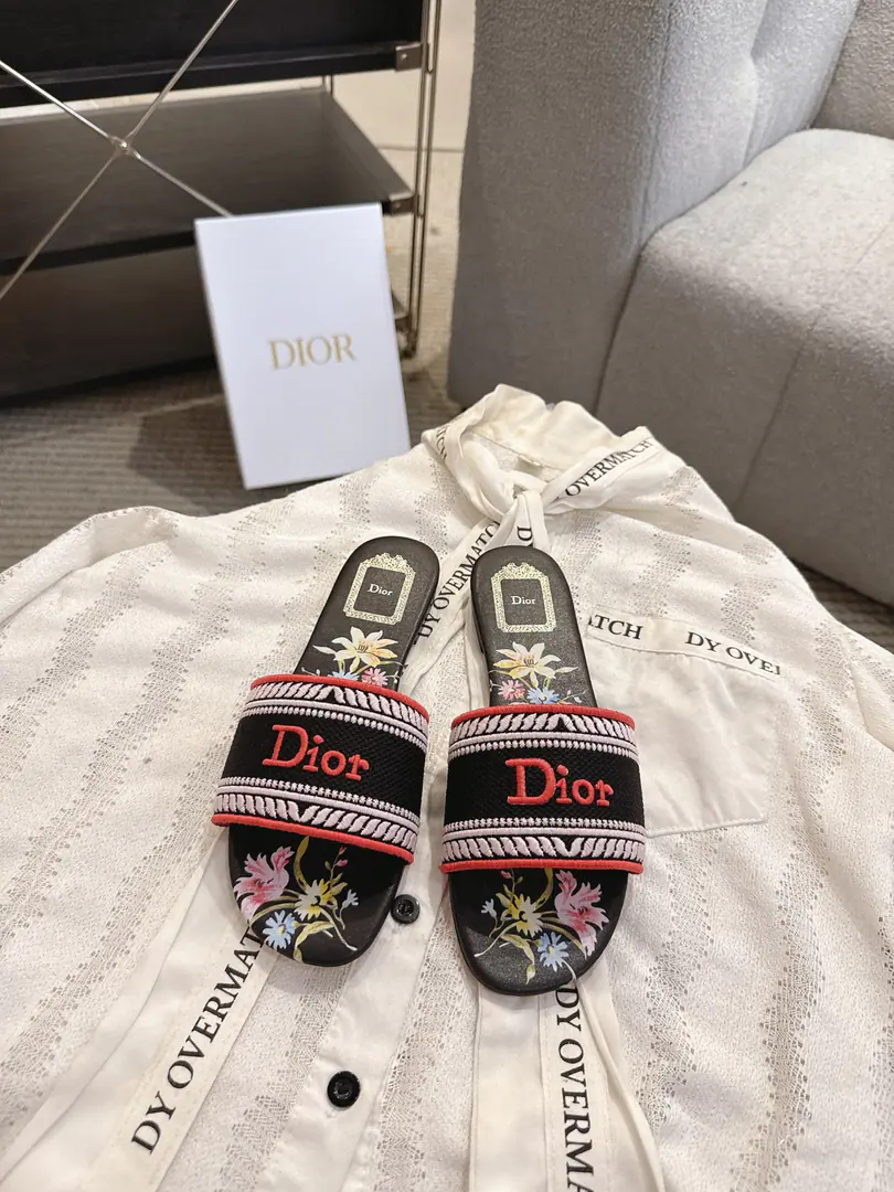Top version run price Floor Dror2023♪ Spring and summer ♪ CD•Ms. Dio has a long-term embroidered slipper. Christian Dior has always been a gorgeous and elegant noun., In fashion, the top of the world.👍 Especially worth mentioning.: A salivation.✨Pattern, Re-presentChrstian DiorOne of the precious symbols.✅ Original version*Full package More than 100 colors. ◽️Shoe.: Top-of-the-line embroidery cotton cloth. ◽️Uchi.: Import of sheep skin ◽️Otsumi!: The original is really leather. ◽️Codes: 35-41 (41Do it.) ⚠️⚠️⚠️Because of the color., Individual colours to be ordered, No, no, no, no, no.