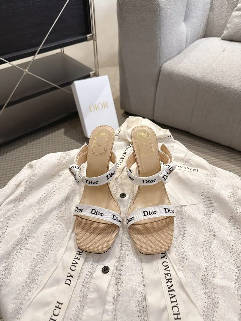 Get out of the factory. J'ADIOR Dio. Dior 2026 The New Spring Series.DentelleHigh-sheetahed female shoes. The star is the same.CDLetterlogoA 3-D embroidery with a tanning sandal. Market Top Version Material:Imported electrocution, water-water-consolated cotton technology for shoe surfaces+In the skin of the sheep.+Italy is a big-ass country. He's tall.:9.5cm size: 35～41, （40.41Customize or not change）