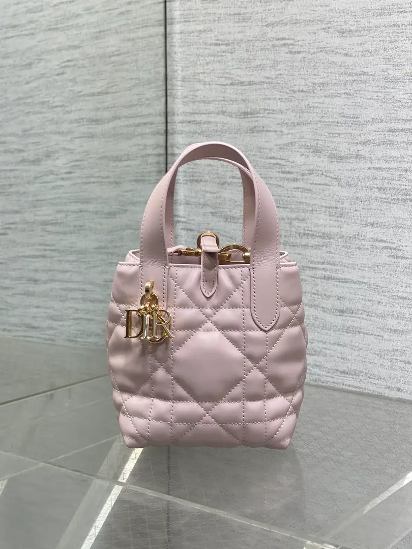 Sweet powder.‼️ ToujoursThe "Message" series., The basket's been upgraded., Capat value bag, Take a good look at it., Super-dig., Combining classic letters with accessories, Morden's fashion is perfect., The body is very soft., The calf's skin is full of high quality., Not a single-leg button., - With a long shoulder., Full functional score, And the capacity is very high.nice, The daily travels can be put down. size:13*12*15cm 6834 0010