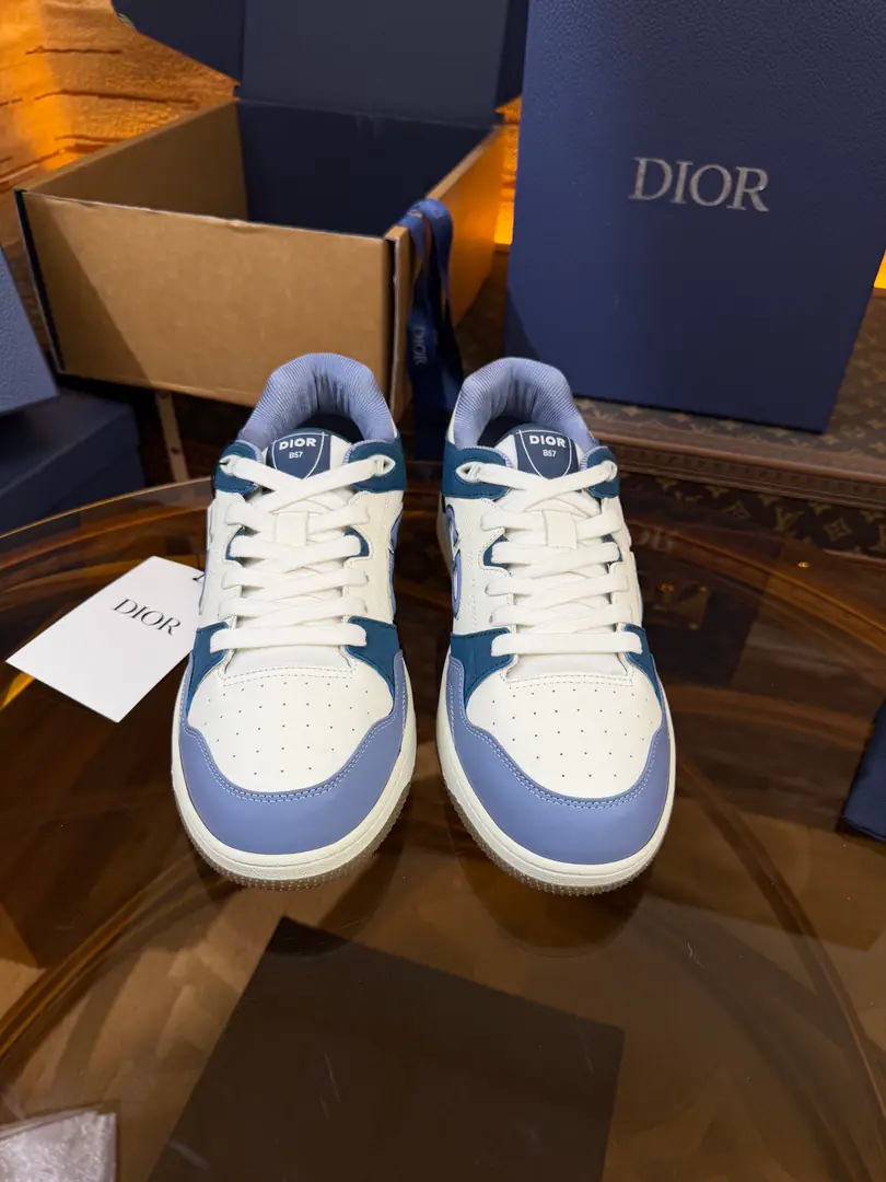 Top version full package DiorDio.B57A series of recreational sneakers.CDSkis. Original procurement development Make the goods. This one. B57 The Chinese sports shoe is a new series of men's spring suits., Reconstructing basketball shoes., Become Dior A classic one.. It's carefully crafted using grey and white smooth cow leather., Sides are in rice and black. Oblique Mark sign. Shoe tongue., Shoes under and behind the backs, so as to improve the tone with a variety of features., And the perforated details., The artery and rubber plate are more of a charm for the motion of its sports style.. With a pair of rubber shoes., It's a mix of costumes., Make a fine shape.. Send a cabinet for fine packaging🛍📦 ▪️Fabulous.: Original custom-made cow skin+ ObliqueOld bouquet. ▪️Uchi.: The original is custom-made in the air. ▪️Otsumi!: Original OpenTPUGroup Bottom ▪️Bottom: 3CM ▪️Size: Codes39-45