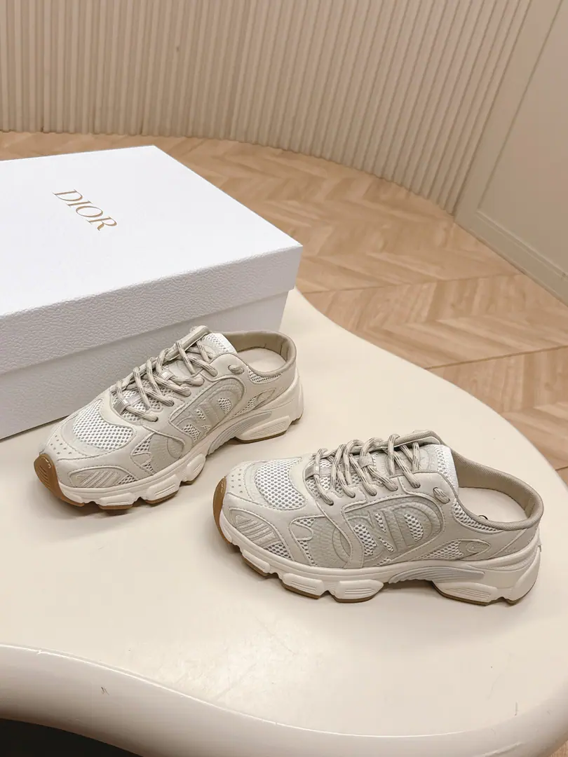 The latest dad's half-drawn. Couple money. Dio. Dior Chrono New leisure sneakers, old dad's shoes. It's really cool., The future is so strong.!Really good.！Once again, the idea of Diocuncupation was played out., Lucky star is good luck for you., It's brand new.EVAThe soles are so light and soft.!The original is perfect.！Full-to-Purpose Material Modular！！35-46
