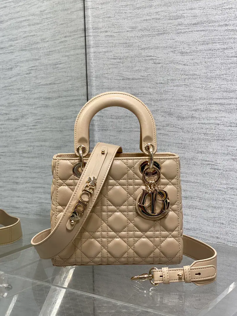 Current‼️ LadyDaphne 4x4 series, It's a classic wrapping., Sweet and elegant., Spring and summer's latest color., Qing-Cing's new style🆕, With the latest letter shoulder belt.😋, And even more., Letter Distribution6One.⚠️, The babies can choose their favorite letters at their own will.🙋🏻 size:20*8*17cm 6604 0001