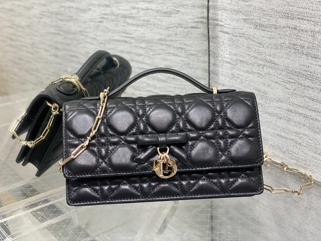 Current‼️ The newest butterfly chainer in the brick cabinet.🎀Signal vine grooves, A classic letter-and-letter strap.🎀👏, A new handle design., With soft sheep skin., Elegance and fashion.🙋, The brightest part is the beautiful pearl chain.😁, Make the whole bag even more sophisticated., Multiple layers and slots inside, A beautiful, practical one.😍 size:21*11*5cm 0502 9913