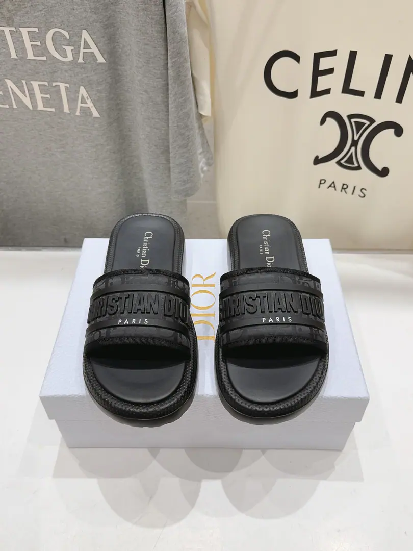 🏧𝐃𝐈𝐎𝐑The latest sand slipper. Original Recym I'm so tired of watching the money.#The upper foot is very comfortable.! Original custom materials, Soft and delicate., The upper foot is so charming., It's full of texture.💯 Shoe-faced cow skin.+Embroidery Magic stickers. Stereo. The inside of the cow. I'm comfortable with air. The original is starting to burst into the bottom. Size35-41 [40.41Make a reservation.]