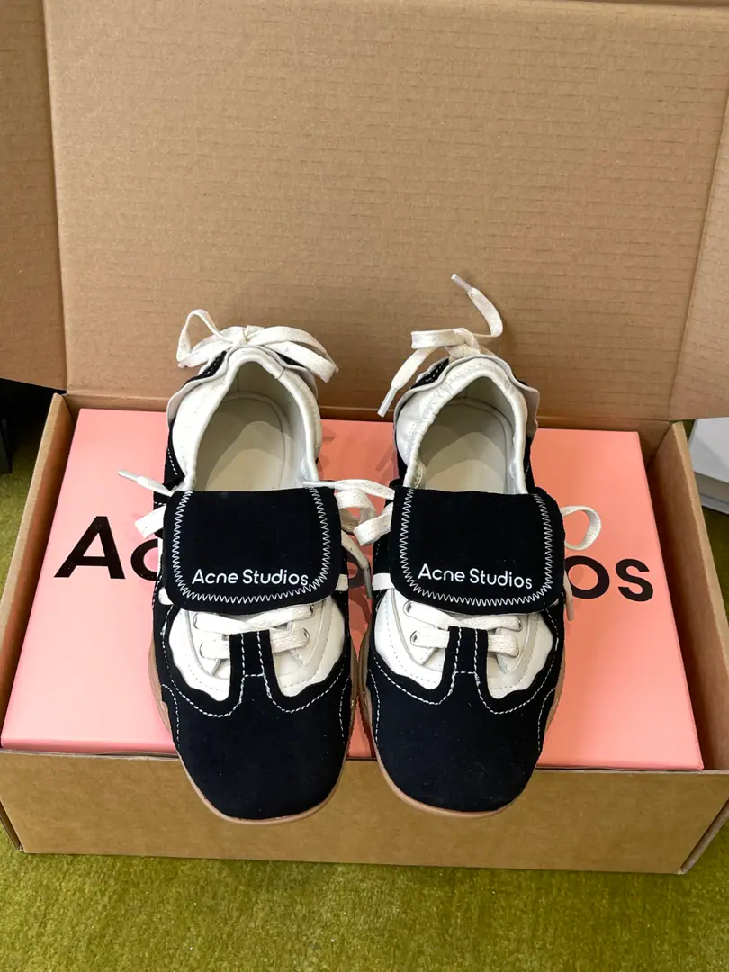 Acne Studios 26ssSpring and summer, the new ballet shoes are tied up with butterflies and loosely lit shoes. Mary Jane's shoes. Remodel the contours of classic ballet shoes To combine ballet's romantic and elegant with street leisure. Some of them are still in the old days., Y2KThe tide of technology. The shoes are a classic for the round ballet. There's a band design on the front side of the shoe. A decorative tie on the back of the shoe. I got shoes on my tongue.Acne StudiosBranding A light leg on the bottom of a thin shoe.. The shoe face is imported into the cow skin./A mixed-meat sheep. I'll put my foot on the skin inside. The original model of the rubber floor. Shoes.: 35-40（40Do it.）