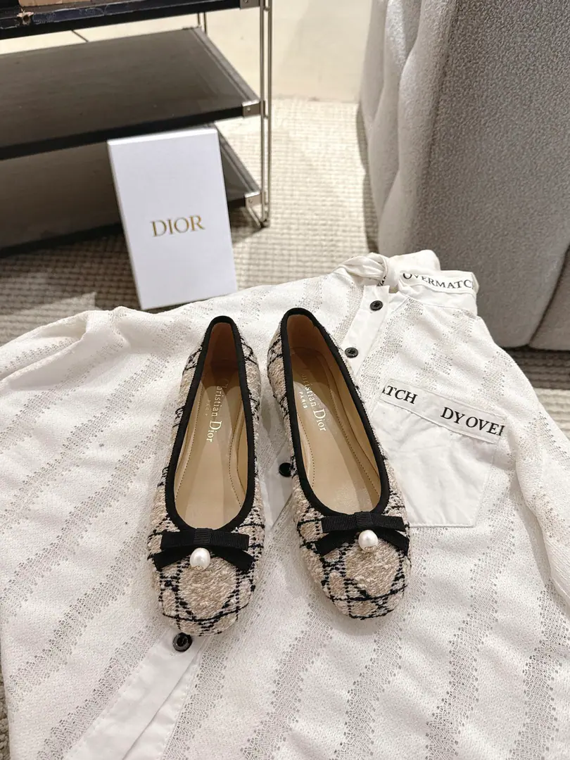 Dior｜26The new ballet shoes in early spring. NewDIORPearls, the diamond ballerina.🩰 Good boy.～ The classic Diotengrass elements of ballet shoes. The bow of the bow is added.CDThe pearl design is fine for details. A girl's got to be comfortable. It's really great. size: 35-42（40, 41, 42I'll make sure I don't change it.）